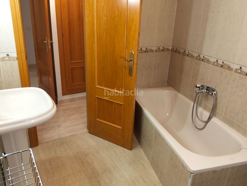Foto dcfda737-feef-47e1-9b07-6758e8910160. Casa adossada amb xemeneia calefacció aparcament a Bargas