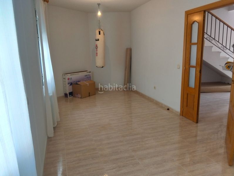 Foto f3fdc9bc-8a38-4203-9234-98360b57fc73. Casa adossada amb xemeneia calefacció aparcament a Bargas