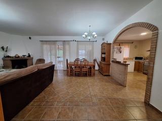 Chalet à Carmona. Chalet en venta en urbanizaciones, 4 dormitorios.