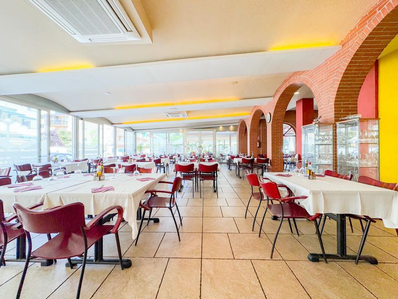 Foto bf5caddd-e46e-4b35-924e-e076796aa436. Local comercial oportunidad unica !!! restaurante en funcionamiento y muy rentable en el centro de La Pineda en Vila-seca