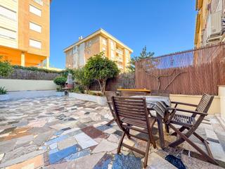 Casa adosada  Lola anglada. Espacio y privacidad en torrent ballester casa adosada con patio