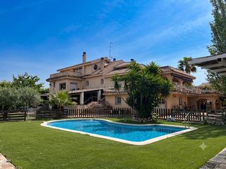 Chalet in Can Rial. Exclusiva vivienda con piscina, vistas a la montaña de montserra