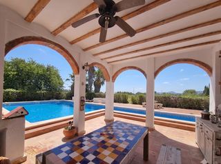 Chalet  ,71. Expectacular finca mediterránea con piscina deportiva, arquitect