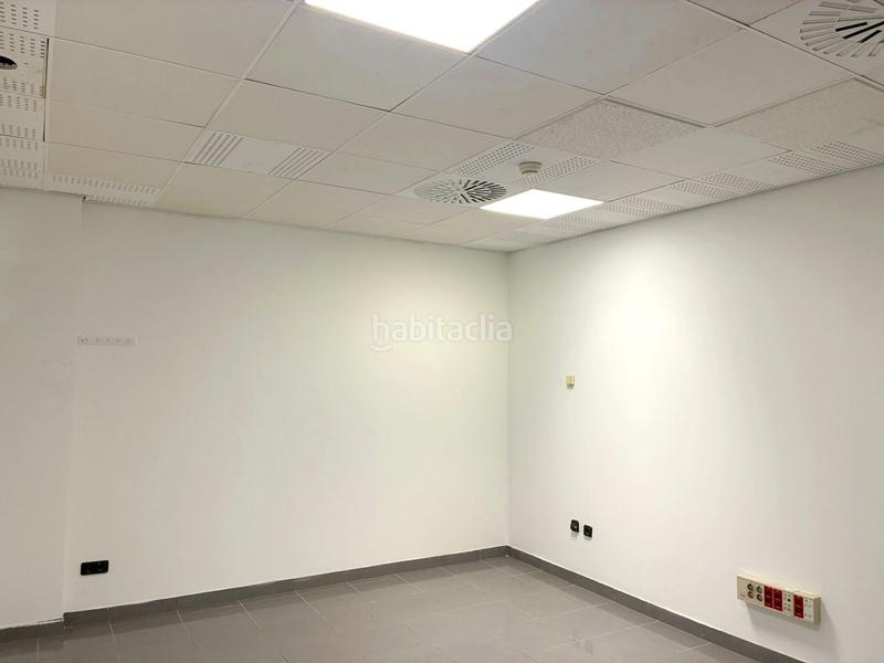 Foto 6953d9c6-ebd8-48c9-aaf5-df48c12e25f5. Alquiler local comercial interesante oportunidad amplio local comercial en calle mauricio moro pareto en Málaga