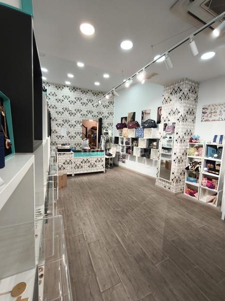 Foto 0baede64-28d0-47b4-8538-b5394845aed5. Alquiler local comercial local en calarcon luján escaparate aseo almacen en Málaga