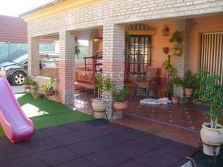 Casa  N/a. Casa en venta en los perales, 5 dormitorios.