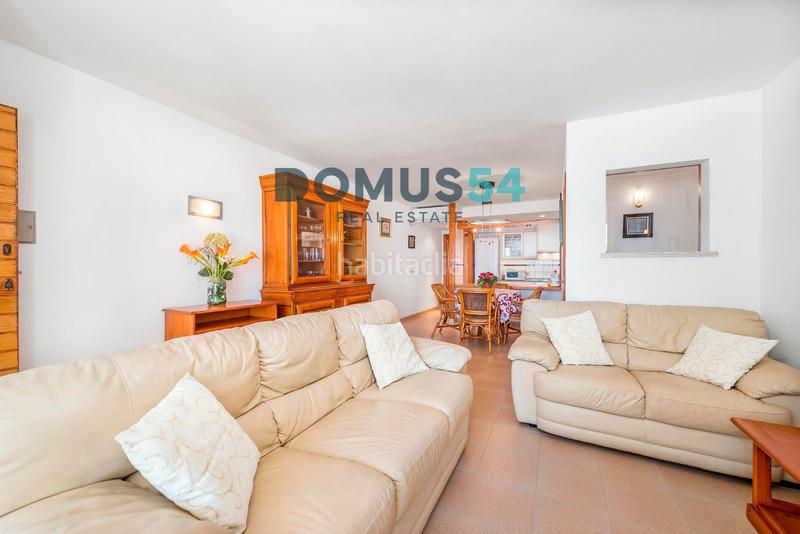 Foto b3ff63b4-f04a-4523-b349-e7ca0eb51f5e. Alquiler apartamento  duplex de alquiler primera línea de mar en puerto de alcudia en Alcúdia