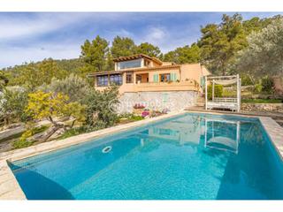 Country house in Bunyola. Fantástico chalet unifamiliar rustico, con piscina y  una casita