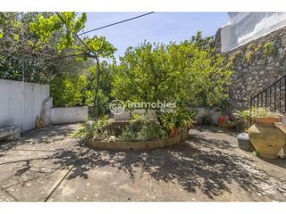 Casa  Del camp roig. Casa con aplio jardín en el centro de alaró