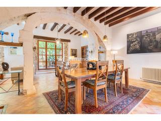 Maison à Selva. Casa histórica con fachada de piedra y piscina