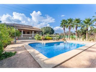 Chalet in Lloseta. Casa de campo con piscina en lloseta