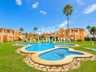 Casa aparellada  Calle de vermeer 13. Vivienda con jardin, piscina y garaje a 350 m de la playa | oliv