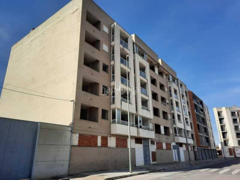 Foto 91bedf18-3ded-4820-b39e-885ee750f2a2. Edificio  en construcción obra parada en Carlet