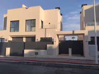 Chalet à Calle nueva ribera 1. Venta de chalet unifamiliar primera linea del mar menor en los a