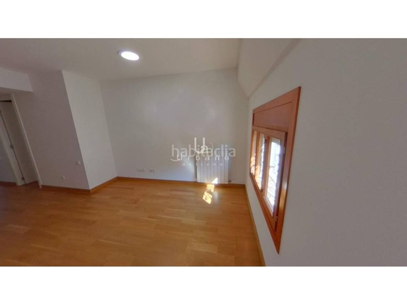 Foto 0d31c835-471e-463e-9d6a-fe5114c64b7a. Àtic amb aparcament a Russafa Valencia