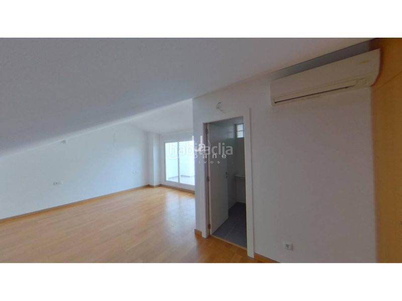 Foto e5a58377-4597-44cd-9d1d-1802aaadb6c6. Àtic amb aparcament a Russafa Valencia