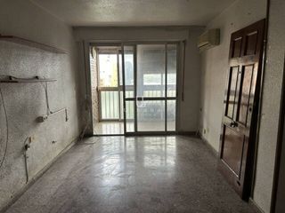 Flat  Calle américa. Vivienda de 3 dormitorios con balcón y excelente ubicación en es