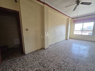Etagenwohnung  Calle alcalde mora ripoll. Oportunidad para reformar y personalizar a tu gusto