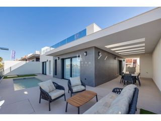 Xalet  Avenida asociación víctimas del terrorismo. Exclusiva villa en torrevieja