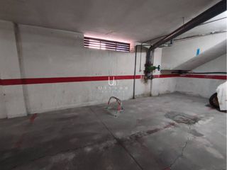 Aparcament cotxe a Calle José Luján