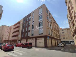 Piso  Calle salvador. Vivienda de 3 dormitorios con terraza, garaje y trastero junto a