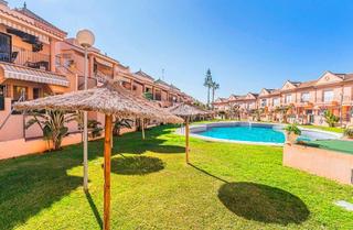 Semi detached house in Los Gallos. Adosado 2 dormitorios, baño y aseo, en residencial con piscina y