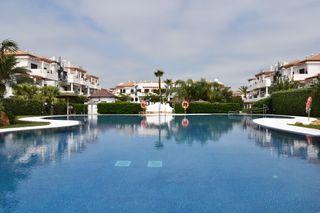 Attique à Calle maracaibo 1. Apartamento planta 2ª con solarium coto de sancti petri