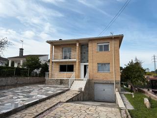 Xalet a Sant Esteve Sesrovires. mplio chalet de 5 dormitorios en venta