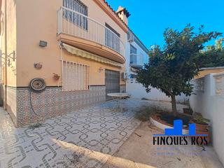 Maison jumelée à Les Salines. Casa adosada amplia en zona tranquila con terraza y garaje