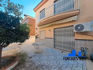 Maison jumelée à Les Salines. Casa adosada amplia en zona tranquila con terraza y garaje
