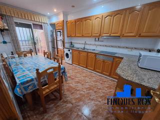 Casa adossada a Casco Urbano. Amplia casa céntrica en venta