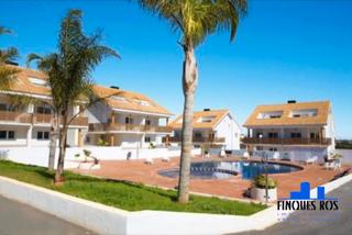 Reihenhaus in Las Atalayas-Urmi-Cerro Mar. Amplia casa adosada con piscina comunitaria en peñiscola