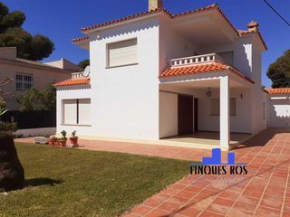 Xalet a Les Salines. Chalet en primera linea de mar a pocos metros de la poblacion