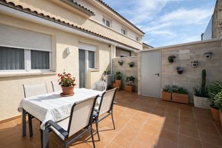 Casa adossada a Casco Urbano. Chalet adosado en venta en vinaros