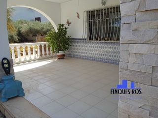 Chalet in Centro Comercial - Capsades - Hospital. Magnifico chalet en zona tranquila