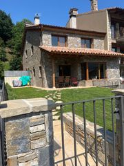 Casa adossada a Llanars. Casa amb jardí privat