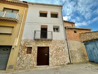 Casa in Carrer sant miquel 11. Casa con 4 habitaciones con calefacción