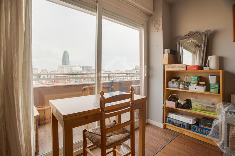 Foto a0afb419-ccde-4238-9b11-1c836aa06e53. Piso  luminoso y reformado, con distribución funcional y acabados de primera calidad listo para entrar a vivir en Barcelona