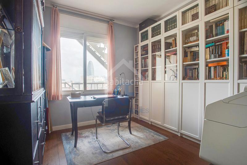 Foto d5afc165-f6c0-40b1-bfd4-e5784f53b31c. Piso  luminoso y reformado, con distribución funcional y acabados de primera calidad listo para entrar a vivir en Barcelona