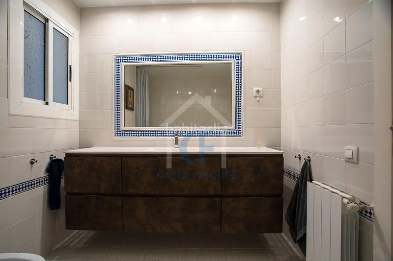 Foto d7a6e0f5-02c8-482d-a4ae-2d3fa17a739b. Piso  luminoso y reformado, con distribución funcional y acabados de primera calidad listo para entrar a vivir en Barcelona