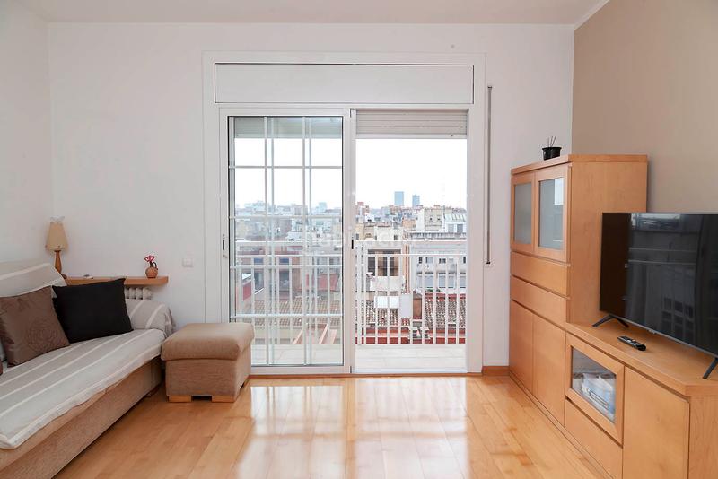 Foto b1458302-ee21-474f-804f-e7ddc5505ed5. Piso acogedora vivienda con encanto, situada en una zona tranquila . dispone de una agradable terraza privada ideal para re en Barcelona