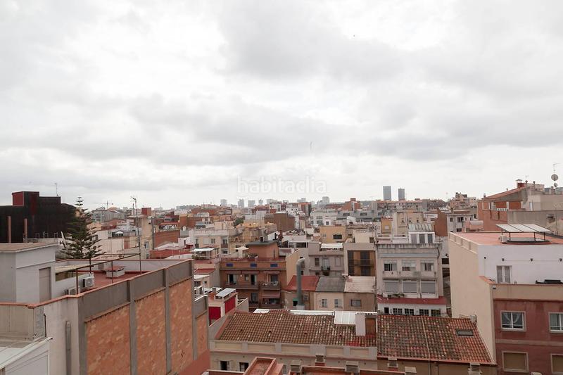 Foto f6ee6077-712a-48bd-aef2-952b6d09cdf2. Piso acogedora vivienda con encanto, situada en una zona tranquila . dispone de una agradable terraza privada ideal para re en Barcelona