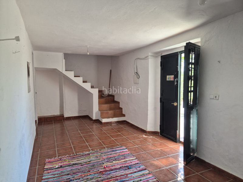 Foto d153a898-6b24-41b7-988e-afb63c4cc029. Masia amb xemeneia calefacció aparcament a Monda