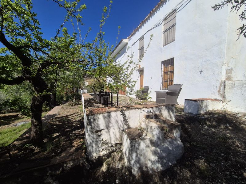 Foto ee9e6679-6410-4c3b-9a88-77e79660336e. Masia amb xemeneia calefacció aparcament a Monda