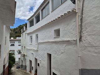Reihenhaus in Tolox. Casa de pueblo recientemente reformada y dividida en tres espaci