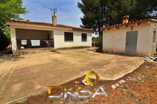 Masia a Poligono 9 402. Amplia masía con 3 viviendas y mucho terreno en montalba