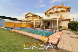 Chalet  Pl numero 17. 2 chalets unidos e independientes en venta a un paso de la playa