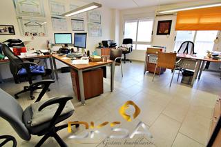 Lloguer Local Comercial  Ausias marc. Local comercial en entresuelo, esquinero en ausias march, vilare