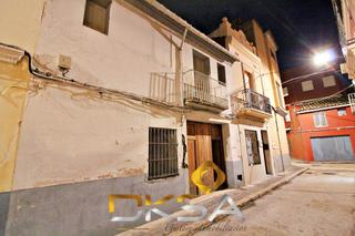Maison  Calle santa ana. Amplia casa para reformar con 8m de fachada en el centro de burr