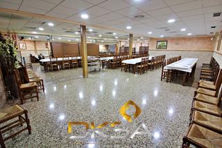Rent Business premise in Madrigal. Excelente oportunidad, amplio barrestaurante en alquiler!